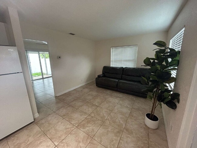 Building Photo - "Cozy 1-Bedroom Apartment in St. Petersburg – 550 Sq Ft of Comfort & Convenience!"