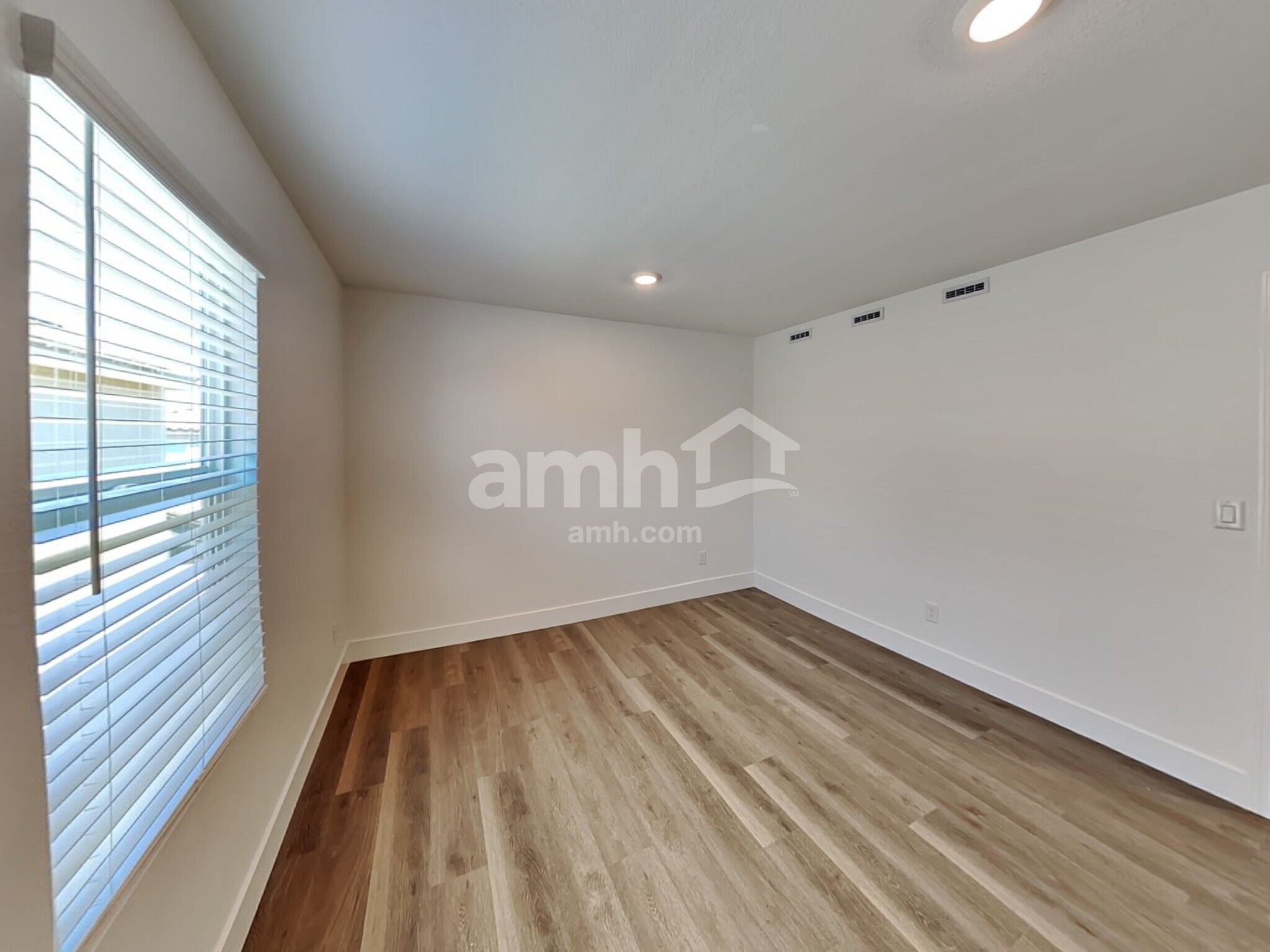 Building Photo - 5856 Vaes Dothrak St