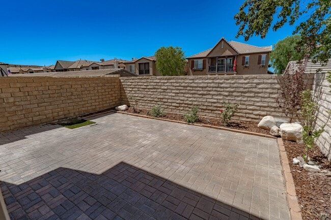 Building Photo - COMING SOON! Charming 3-Bedroom Townhome w...