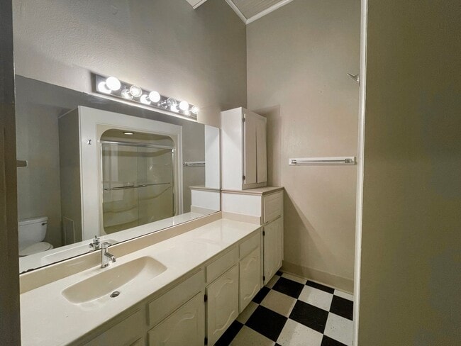 Building Photo - 105 W Hickory St