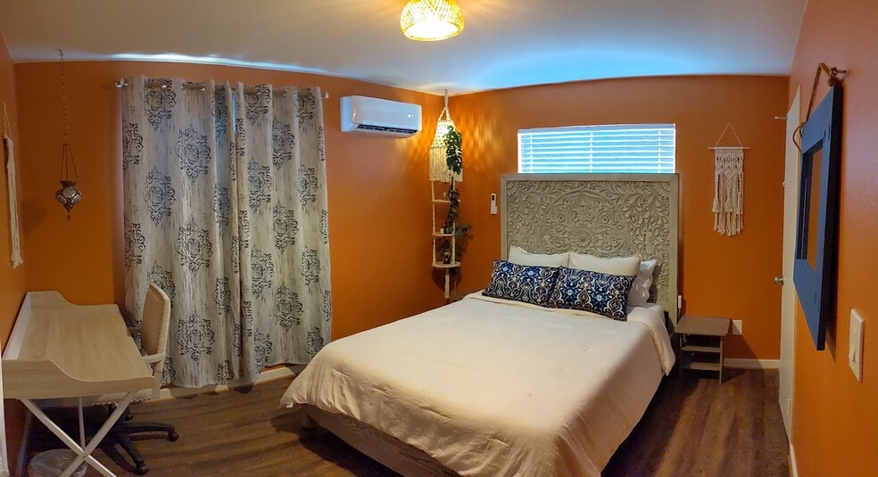 Building Photo - 1634 W 104th St