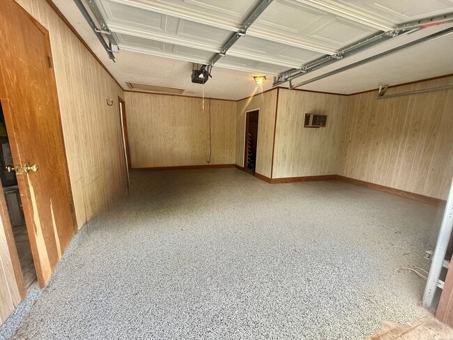 Building Photo - 4-bed/2-bath in South Tyler!