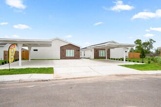 Building Photo - 3211 S Chloe Ave