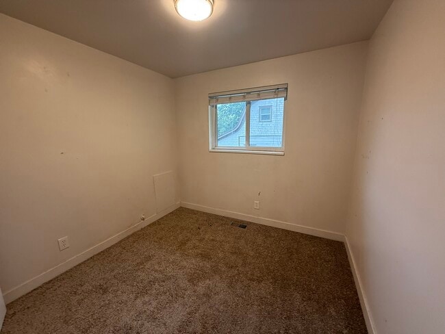 Building Photo - 545 Stringham Ave