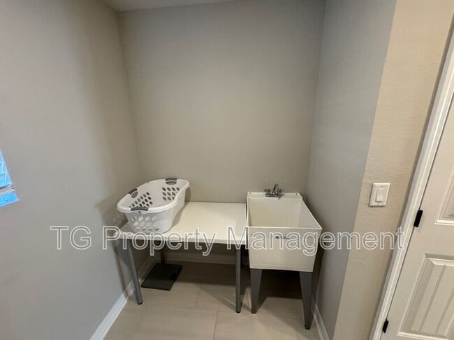 Building Photo - 217 Red Barn Rd