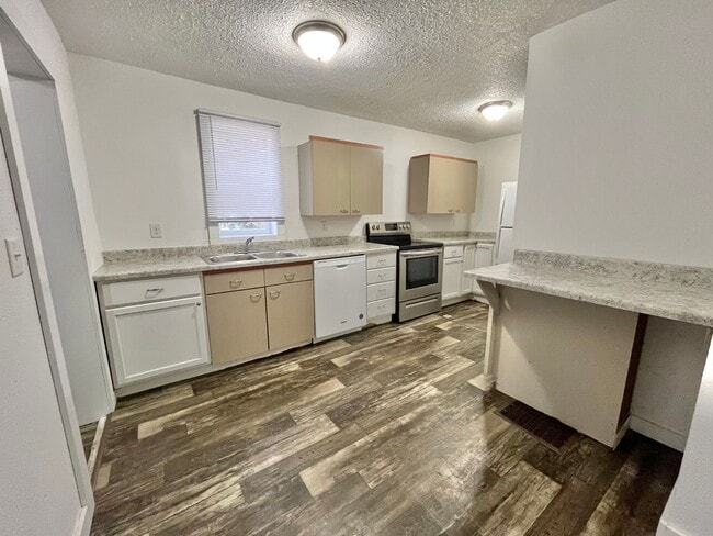 Building Photo - Affordable 3 Bed/1.5 Bath Near Downtown!