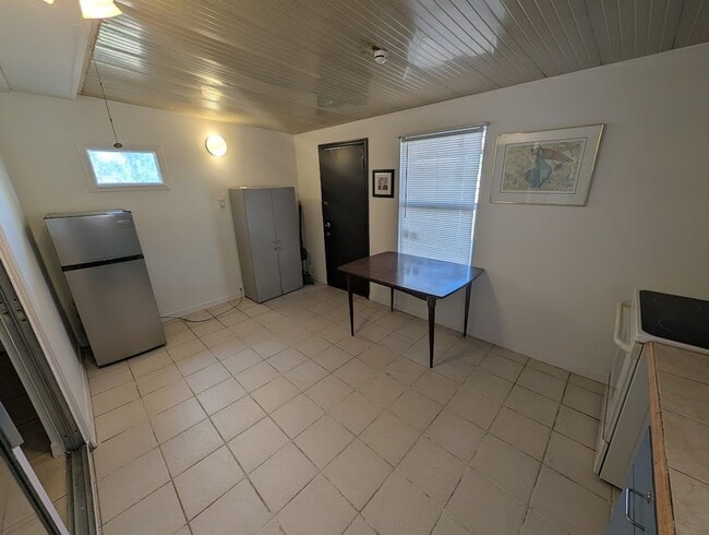 Building Photo - 1818 Rhoades Terrace