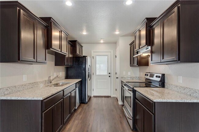 Building Photo - 1407 Summer Ave