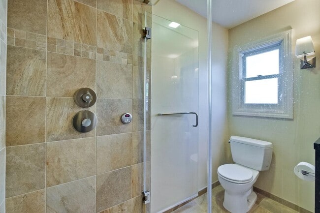 Building Photo - Beautiful 4 bedroom, 3 bath in desirable C...