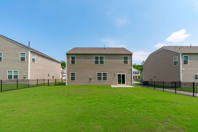 Building Photo - Spacious 5 Bedroom Home with a Fully Fence...