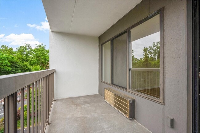 Building Photo - 200 High Point Dr