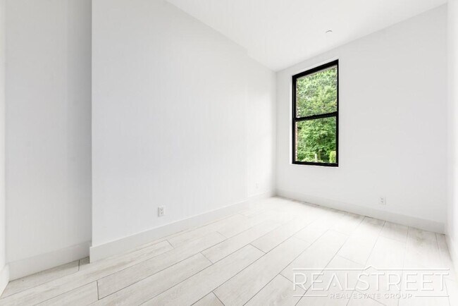 Building Photo - Stunning Brand New 1 Bed in Landmarked Tow...
