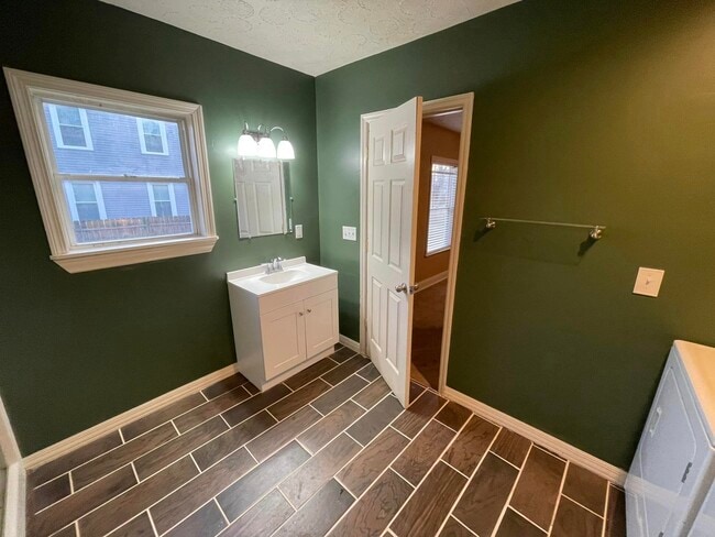 Building Photo - 332 E Lincoln St