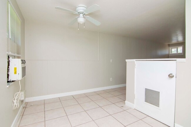 Building Photo - Great Location - 1 Bedroom 1 Bath Duplex w/ Backyard