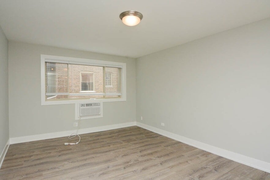 Building Photo - 535 W Surf St