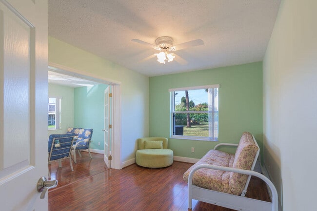 Building Photo - 1250 SW San Antonio Ave