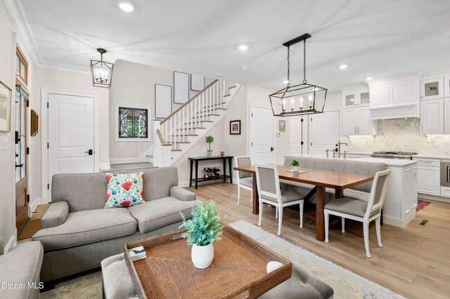 Building Photo - 37 White St