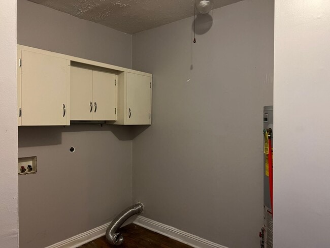 Building Photo - 3 bed 2 full bath -one level house in Jone...