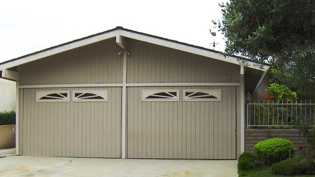 Building Photo - 809 N Paulina Ave