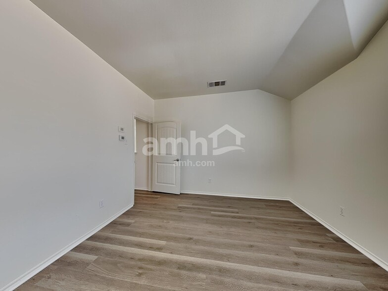 Building Photo - 2026 Wellington Pt