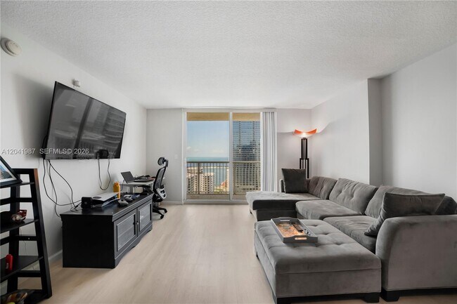 Building Photo - 1200 Brickell Bay Dr