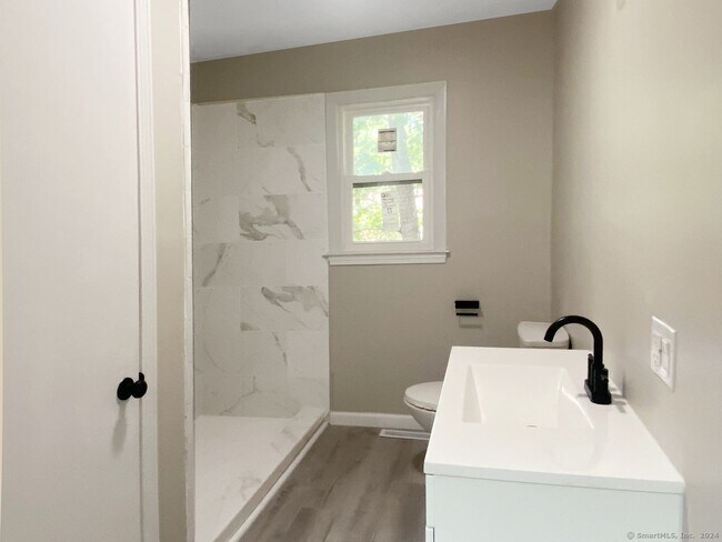 Building Photo - 2 Lakeview Ave