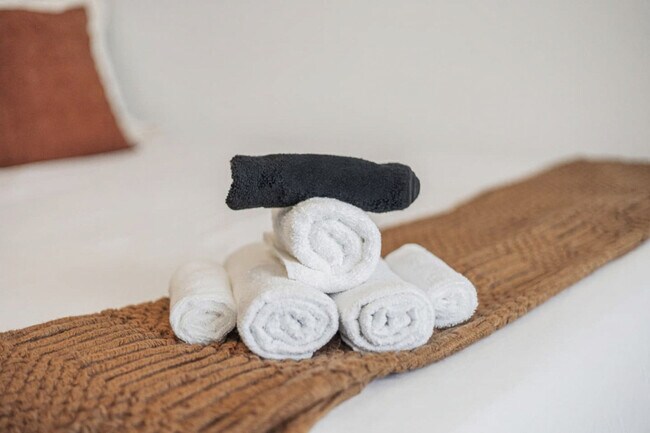 Building Photo - 601 W 9th St