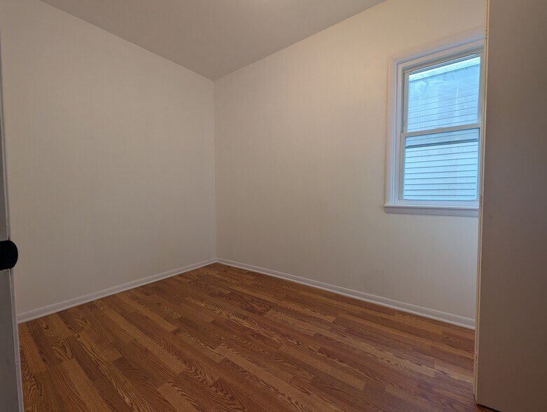 Building Photo - 1520 W Melrose St