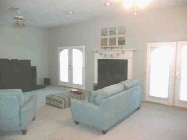 Building Photo - IDYLWILD LANE- 4 Bed/4.5 Bath Single Famil...