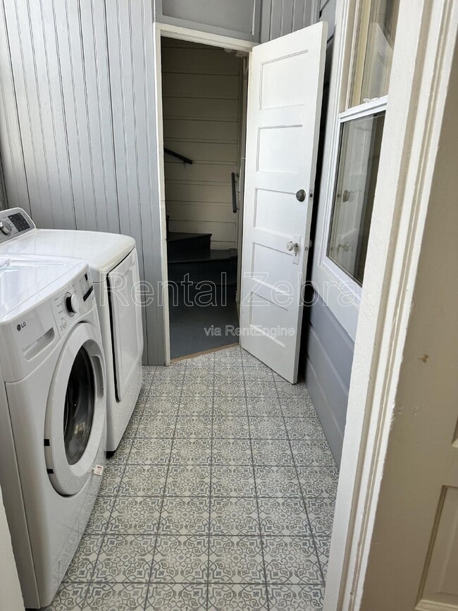 Building Photo - 1604 Jones St