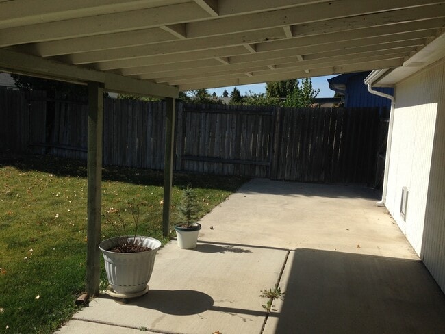 Building Photo - Great Two Bedroom Rancher- Airway Heights