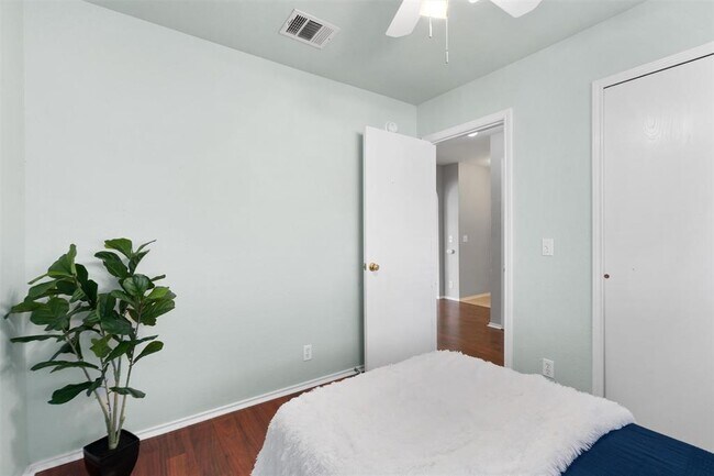 Building Photo - 512 Mitchell Dr