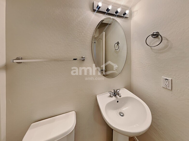 Building Photo - 2549 E Bart St