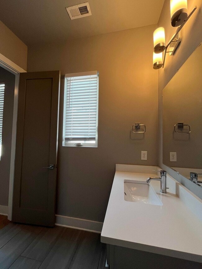 Building Photo - 976 Youngs Ln