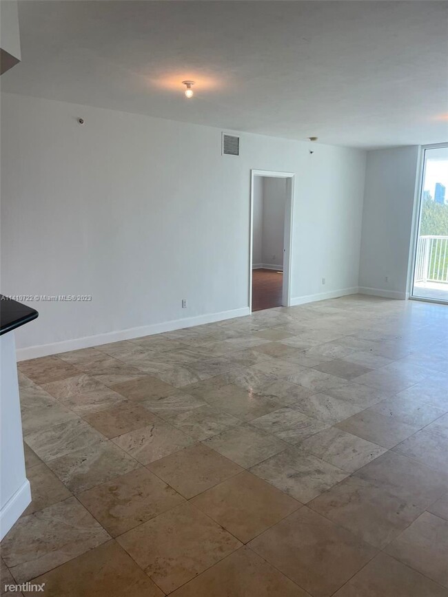 Building Photo - 2 br, 2.5 bath Condo - 14951 Royal Oaks Ln...