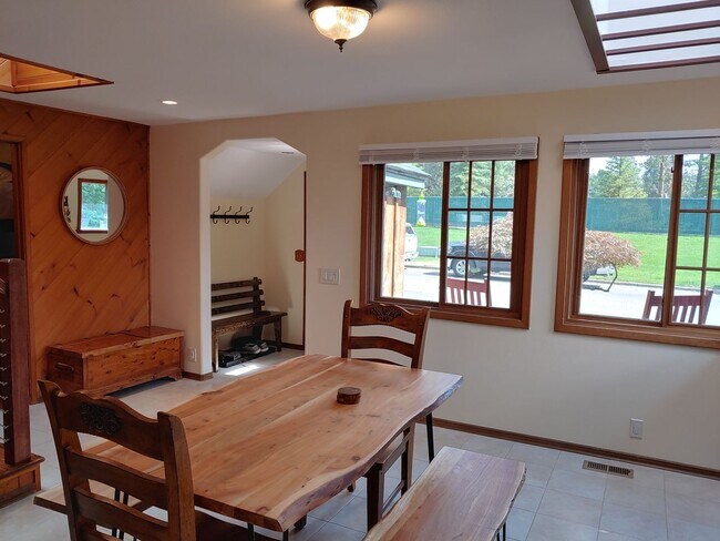 Building Photo - Fully Furnished Executive Sander's Beach Rental