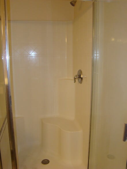 Master Bedroom's bathroom - 8401 Callabee Way