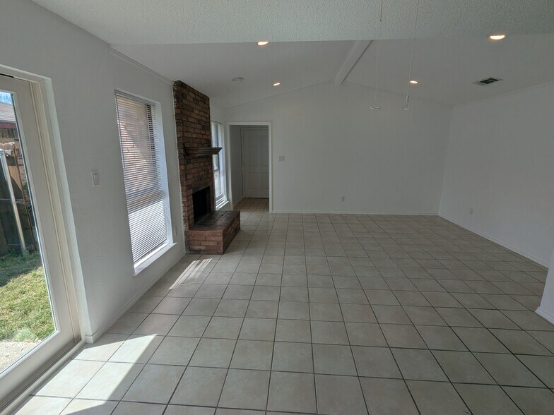 Building Photo - 2410 Cordoba Dr