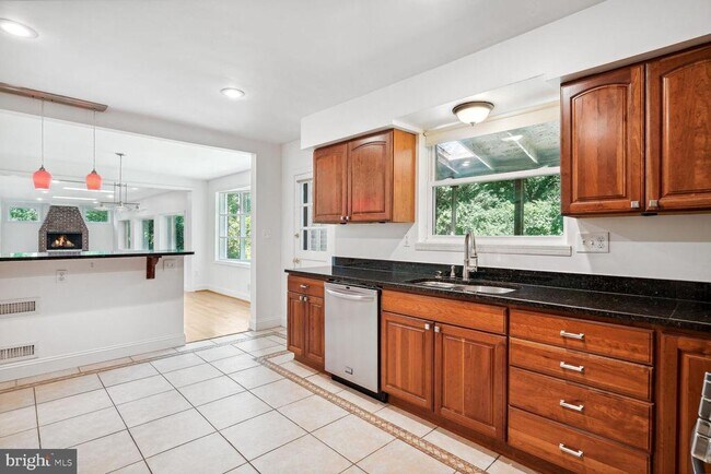 Building Photo - 7001 Longwood Dr