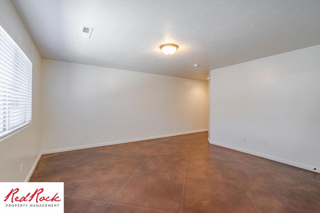 Building Photo - DOG-FRIENDLY 3 Bedroom Townhome with INTER...