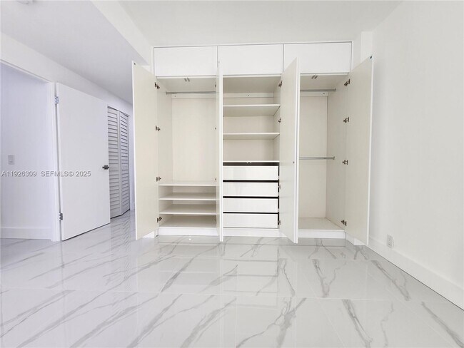 Building Photo - 3505 S Ocean Dr