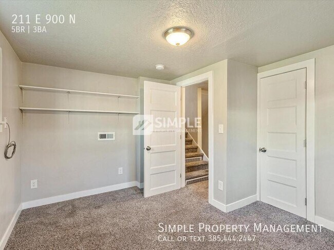 Building Photo - 211 900 N