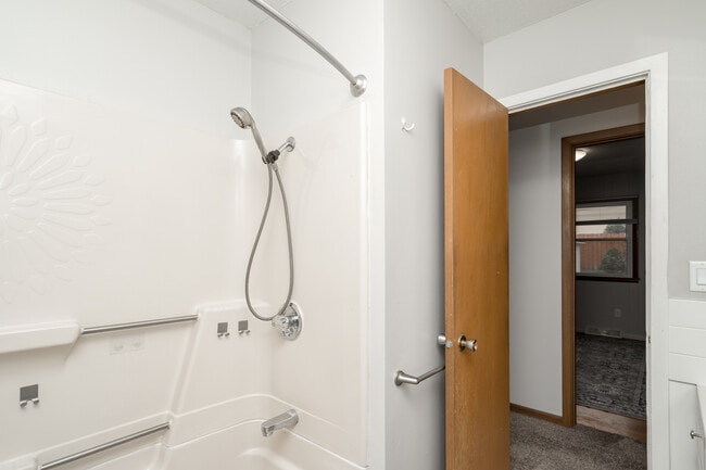 Building Photo - 106 NE Grant St