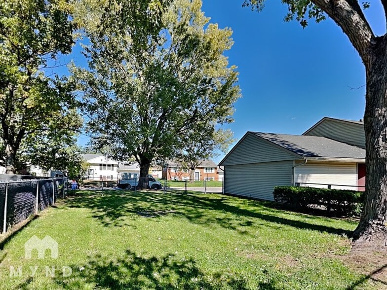 Building Photo - 2911 N Gresham Rd