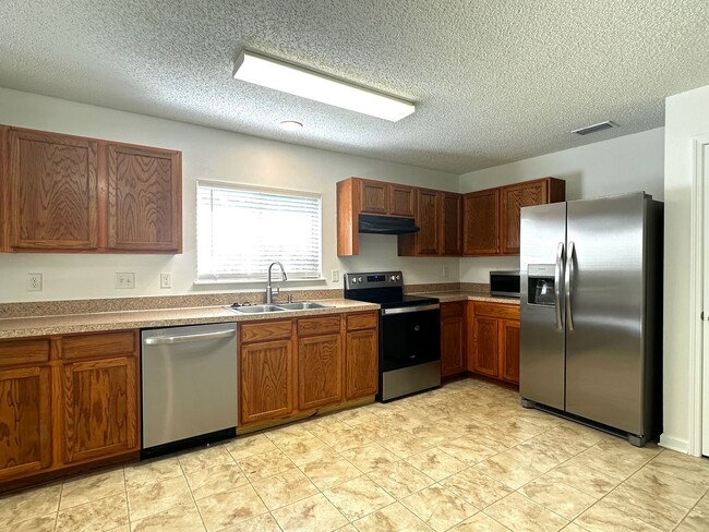 Building Photo - Close to Shopping, Restaurants, Schools & Beach!