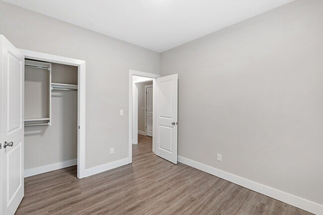 Building Photo - 5122 N Cypress St