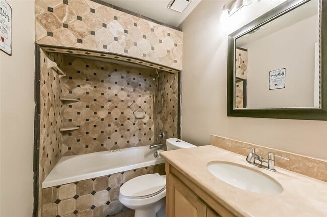 Building Photo - 2533 Potomac Dr