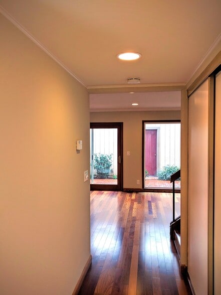 Building Photo - 1566 Capri Dr