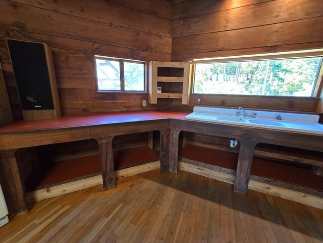 Building Photo - Cabin In the Wood!