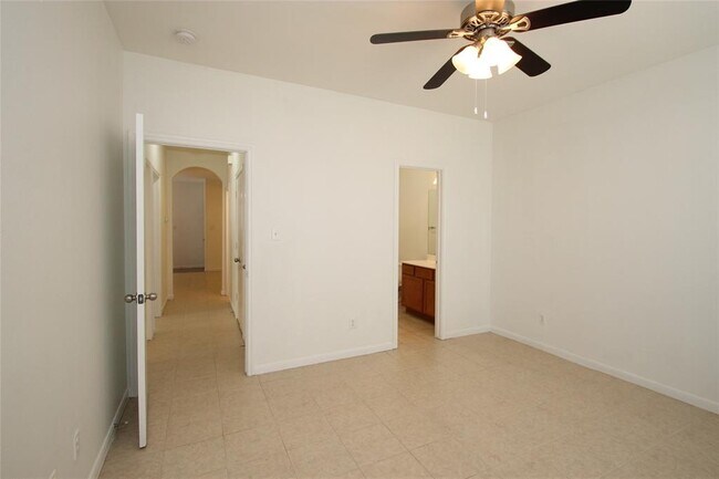 Building Photo - 2817 Southampton Way
